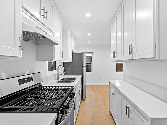 3rd image of 10112 1/2 Fernglen Ave