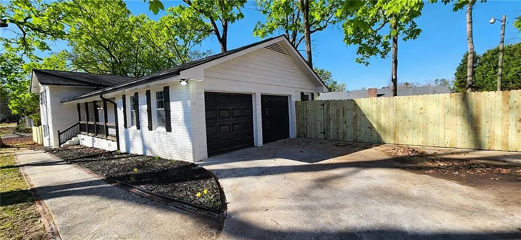 4 bed, 2.0 bath, 2297 sqft, $2,450 — Photo 2