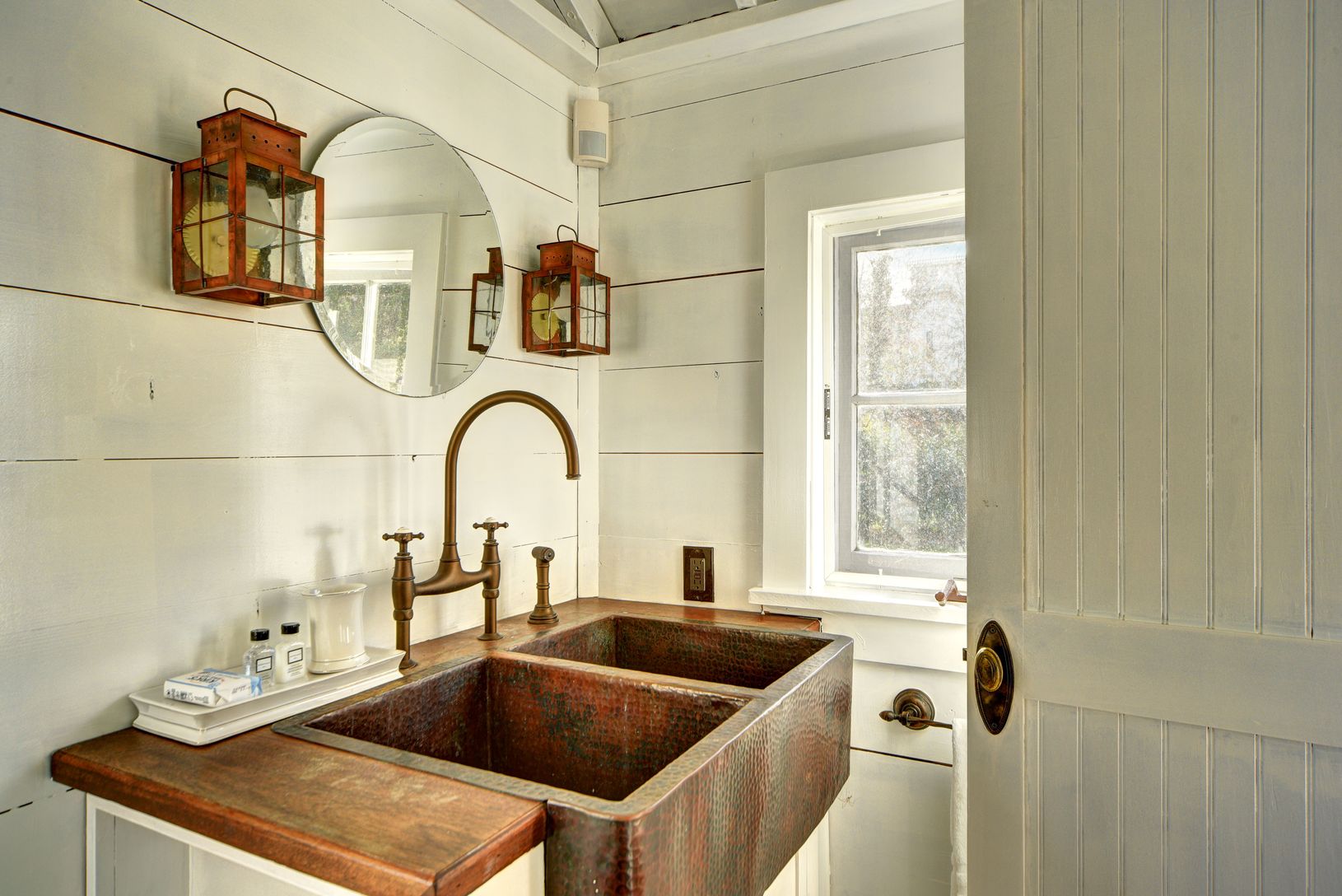  Studio Full Bathroom