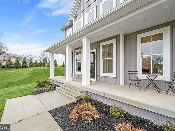 3rd image of 618 Deer Park Rd