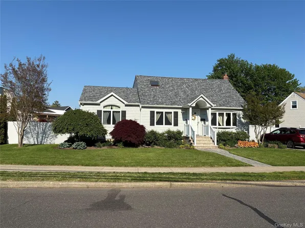 104 Phyllis Drive, Lindenhurst, NY 11757
