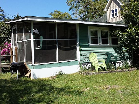 Front screened in porch, lakeside