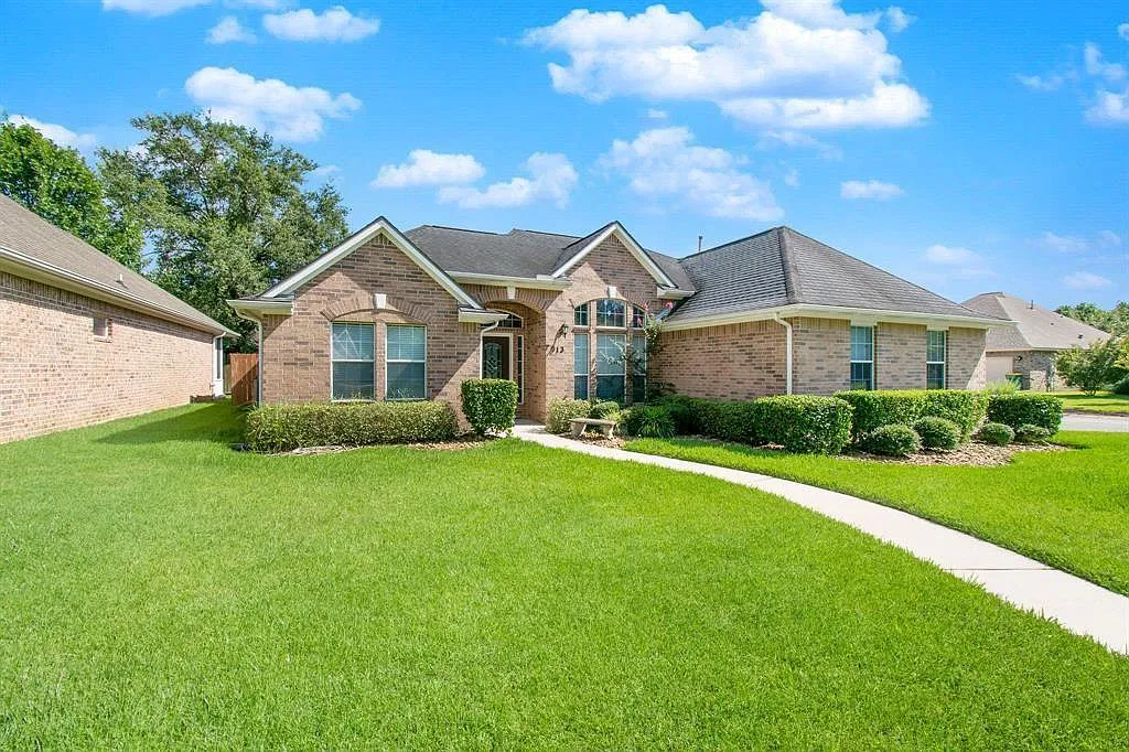3 bed, 2.0 bath, 2007 sqft, $2,200 — Photo 1