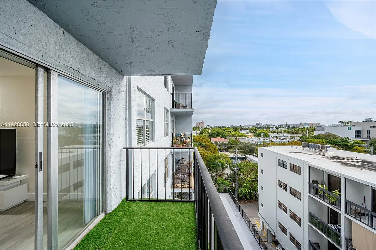 Building Photo - 899 West Ave #7E