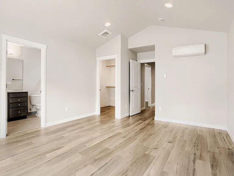 Lincoln Townhomes — Photo 14