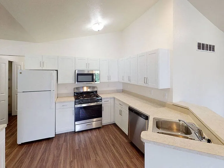 Gull Prairie/Gull Run Apartments and Townhomes — Photo 37
