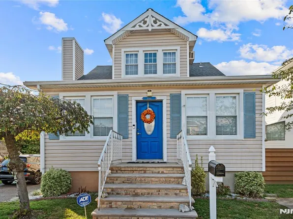 1041 Stonewall Ln, Secaucus, NJ 07094