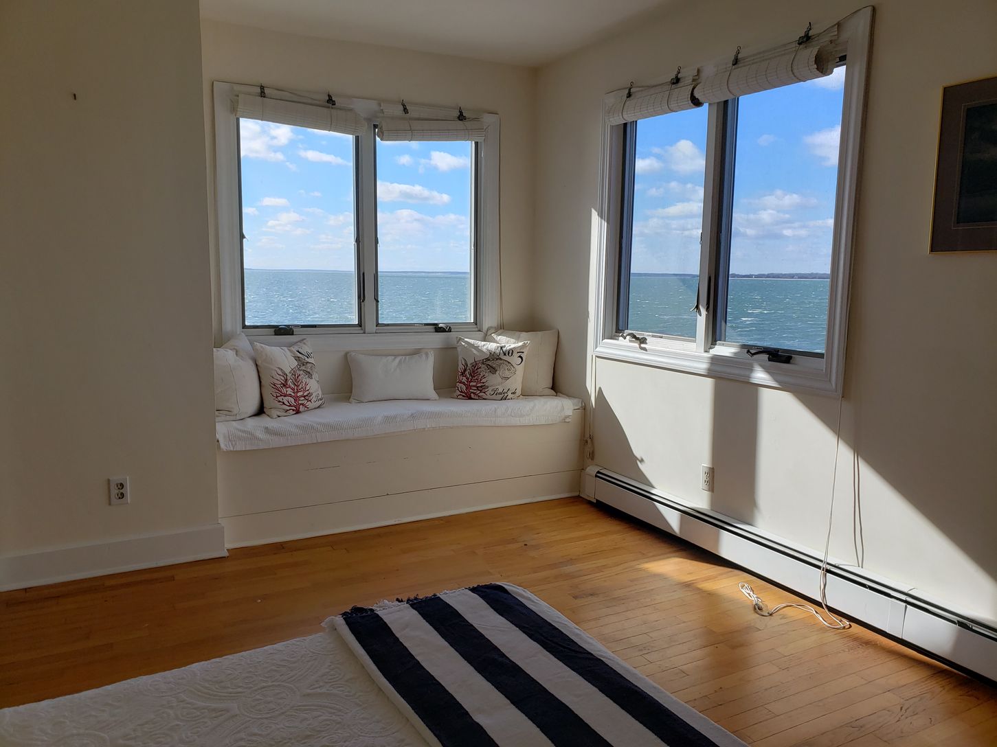  guest room has window seat