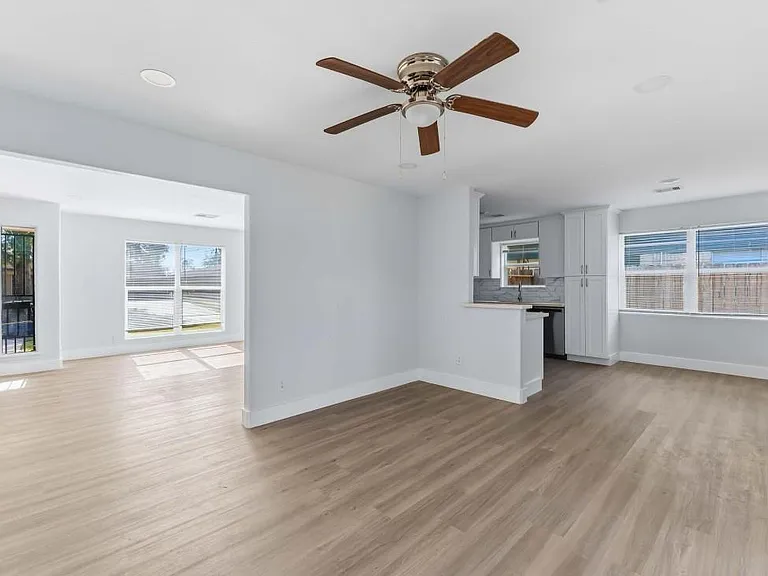 3923 Hickok Ln — Photo 3