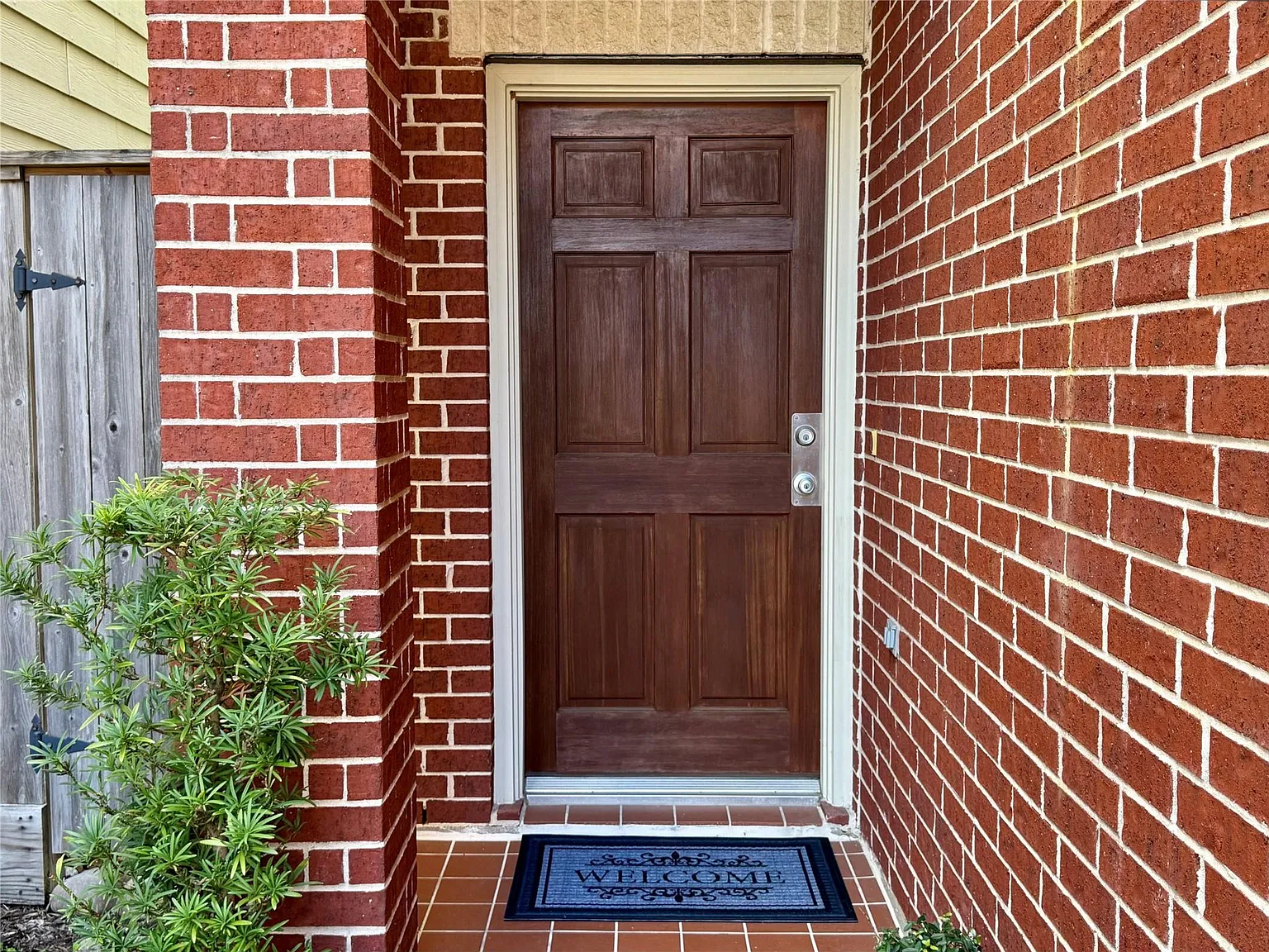 3 bed, 2.5 bath, 2270 sqft, $2,400 — Photo 2