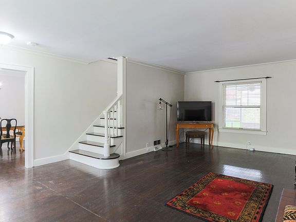 5th image of 204 W 68th Ter