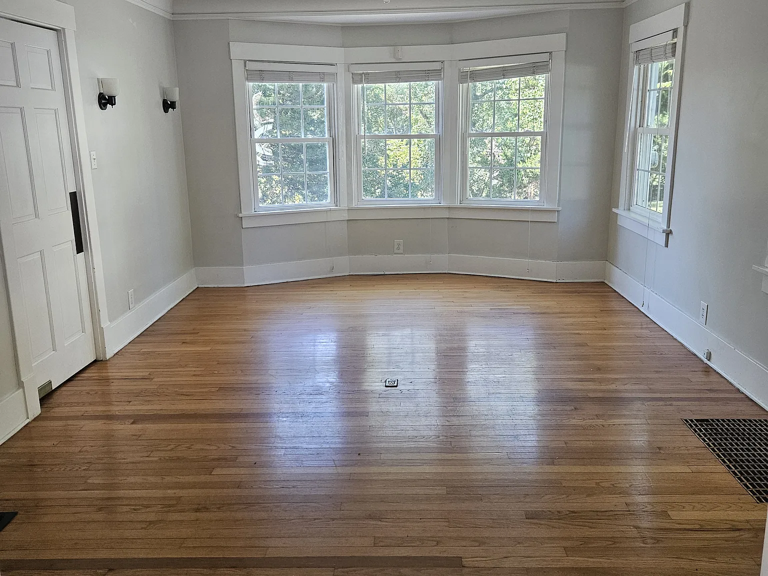 5 bed, 2.5 bath, 2700 sqft, $1,600 — Photo 4