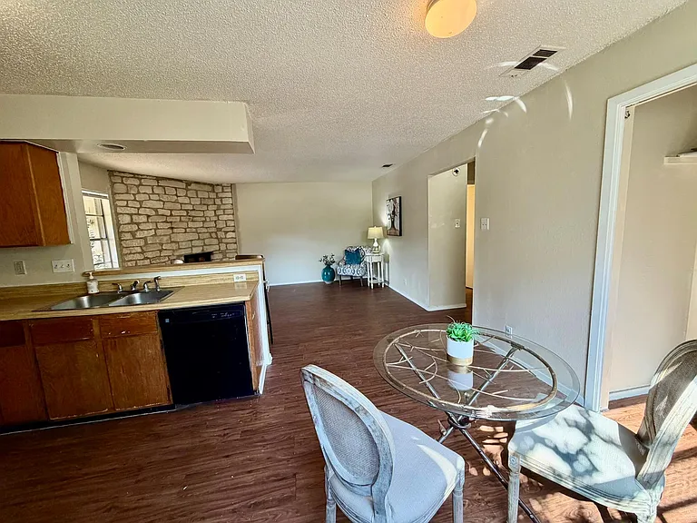402 Hedgewood Dr #C — Photo 5