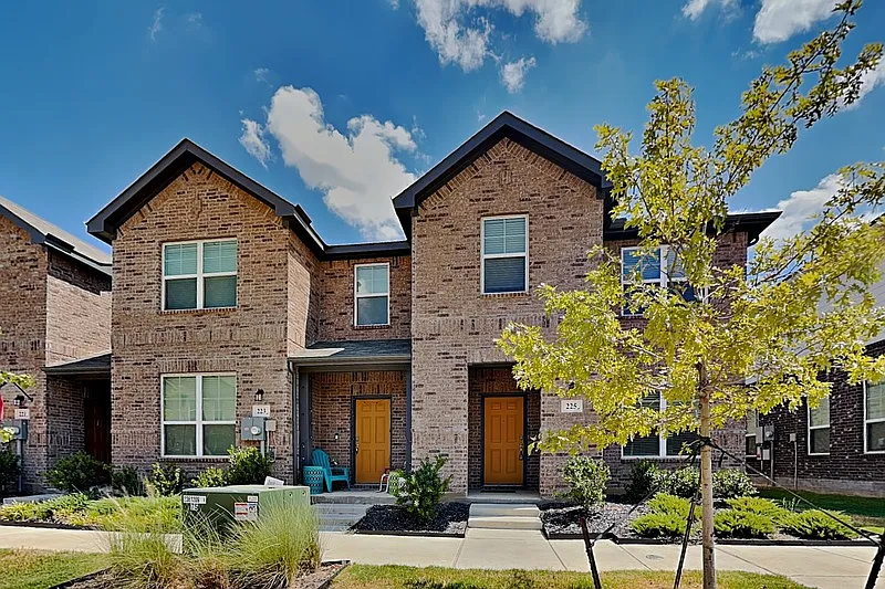 3 bed, 2.5 bath, 1731 sqft, $2,350 — Photo 1