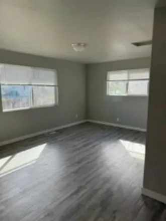 4 bed, 1300 sqft, $2,100 — Photo 2