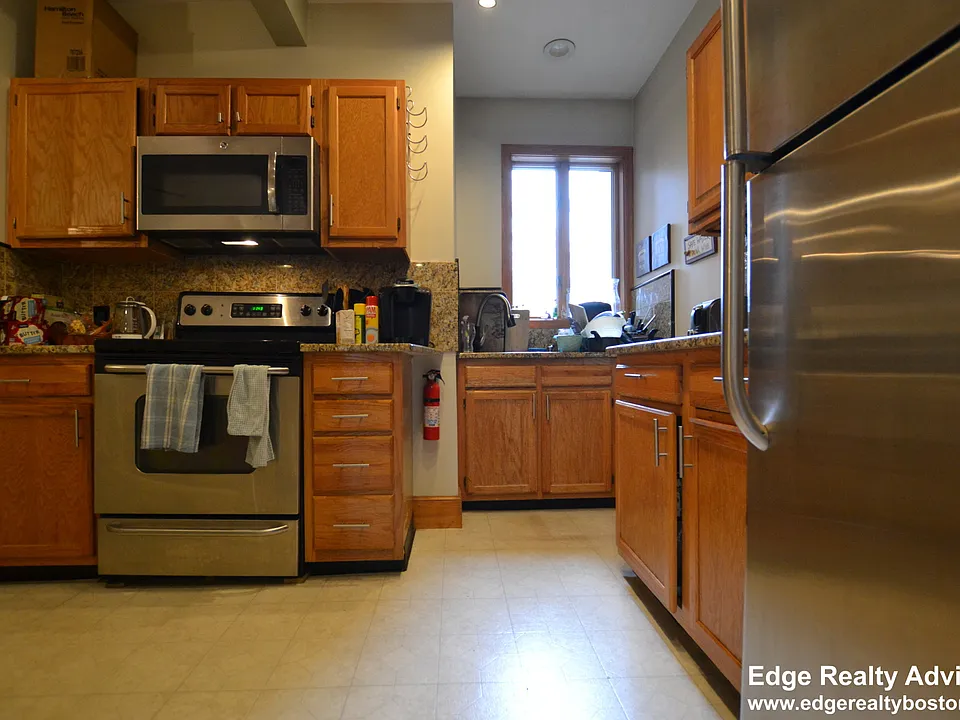 77 Easton St #1A