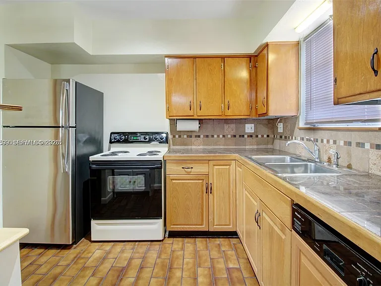 10250 Caribbean Blvd — Photo 11