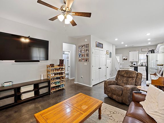 5th image of 561 Butterfield Stagecoach Byp