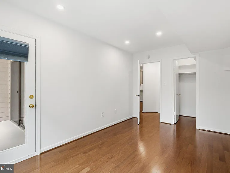 1029 N Stuart St #216 — Photo 15