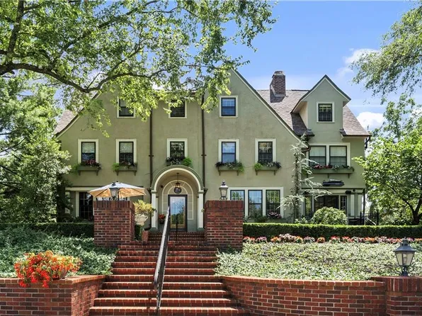 239 W 52nd St, Kansas City, MO 64112