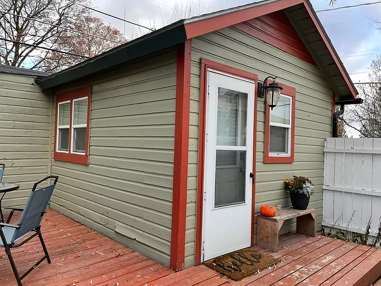 744 E Oregon St — Photo 10