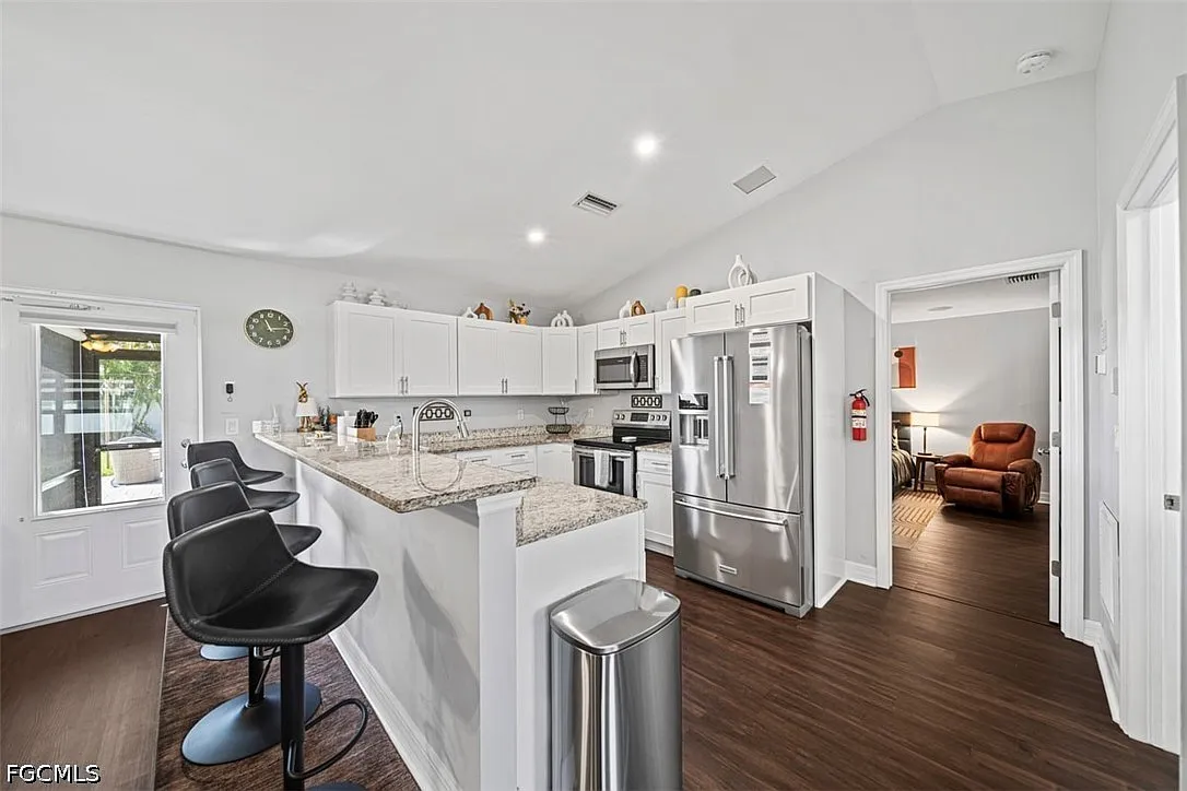 3 bed, 2.0 bath, 1277 sqft, $2,400 — Photo 3