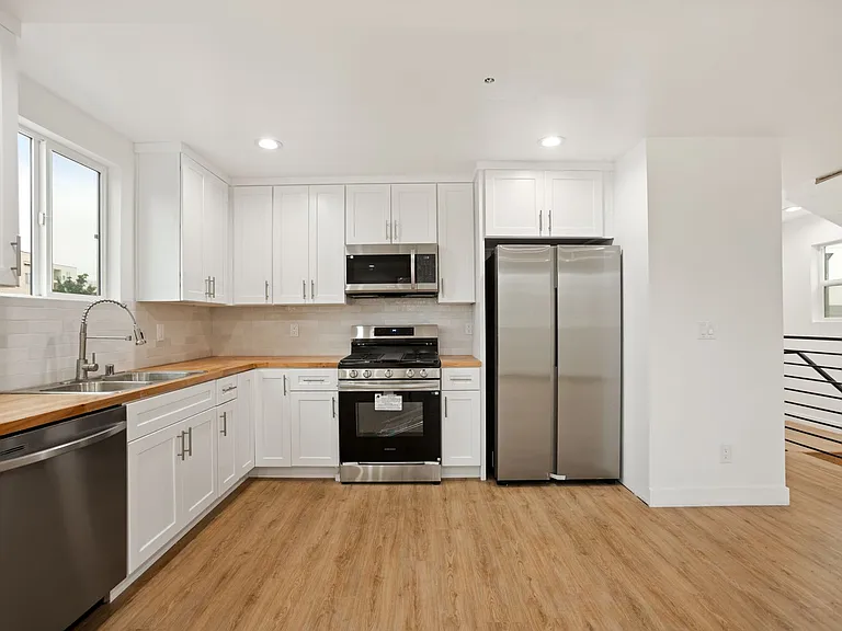443 N Heliotrope Dr — Photo 9