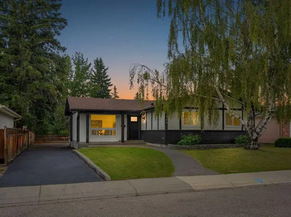 104 Oakmoor Pl SW, Calgary, AB T2V 4A3