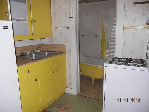 3rd image of 403 W Baker St