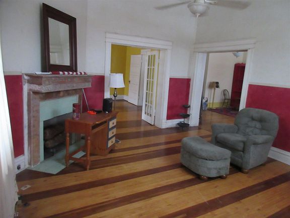 5th image of 944 W Broadway