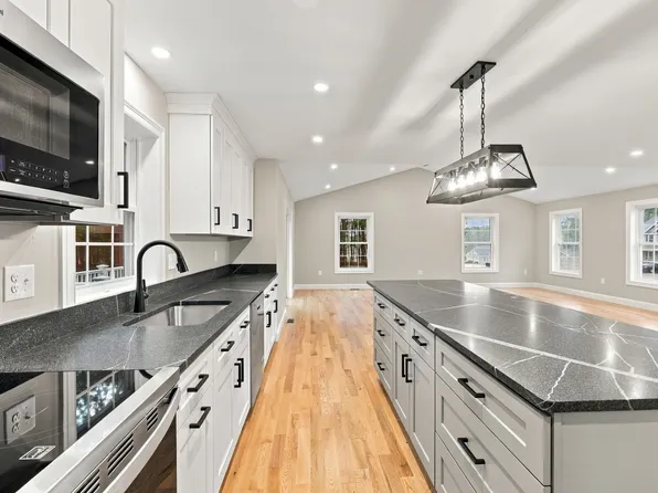 2 Blaisdell Court, Raymond, NH 03077