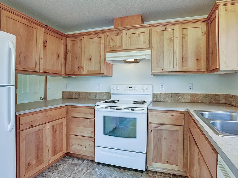 2215 Sam Parrett Dr — Photo 4