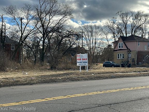 5th image of 3302 E Seven Mile Rd