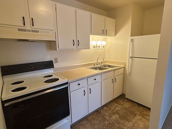 3rd image of 3735 E La Salle St #32