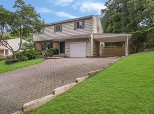 42 Frog Pond Ct, Huntington Station, NY 11746