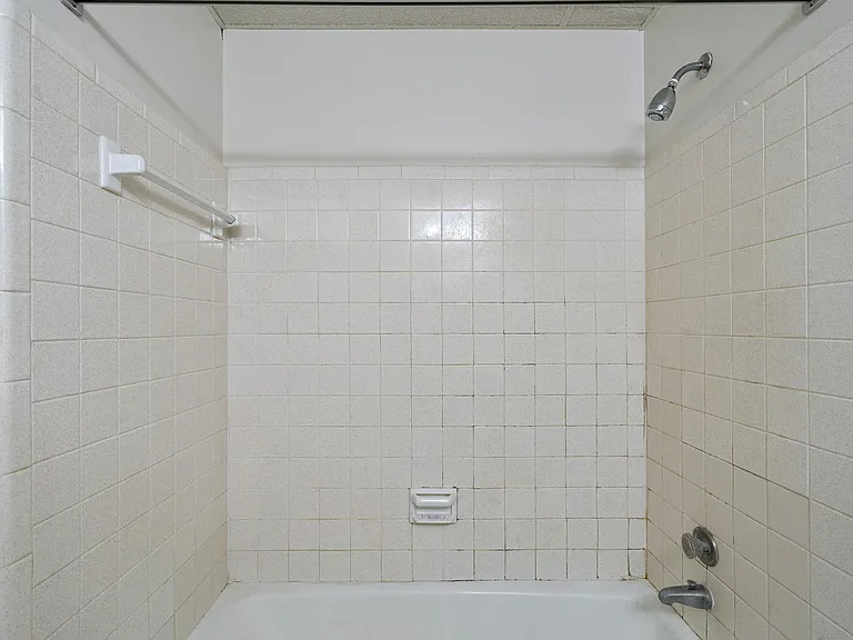 Maple Manor — Photo 7