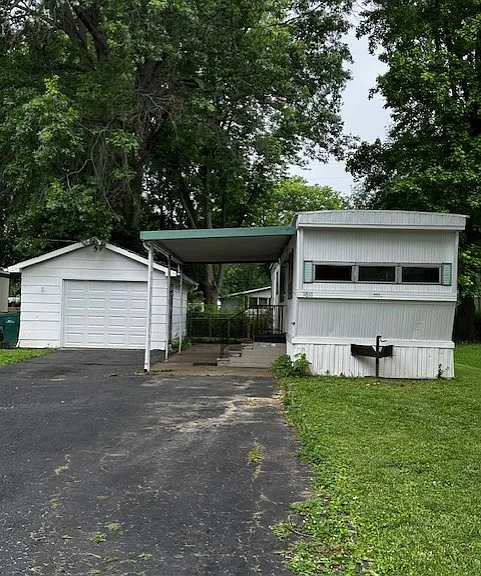 1811 Crestview Dr — Photo 1