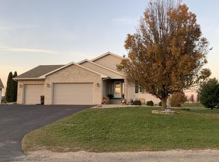 210 Leeward Ln, Rochelle, IL 61068