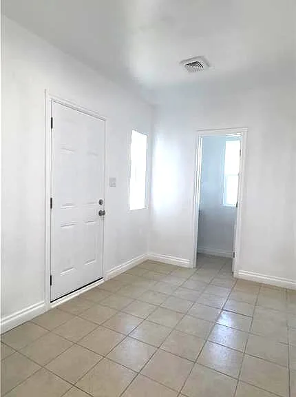 233 E Victoria St — Photo 15