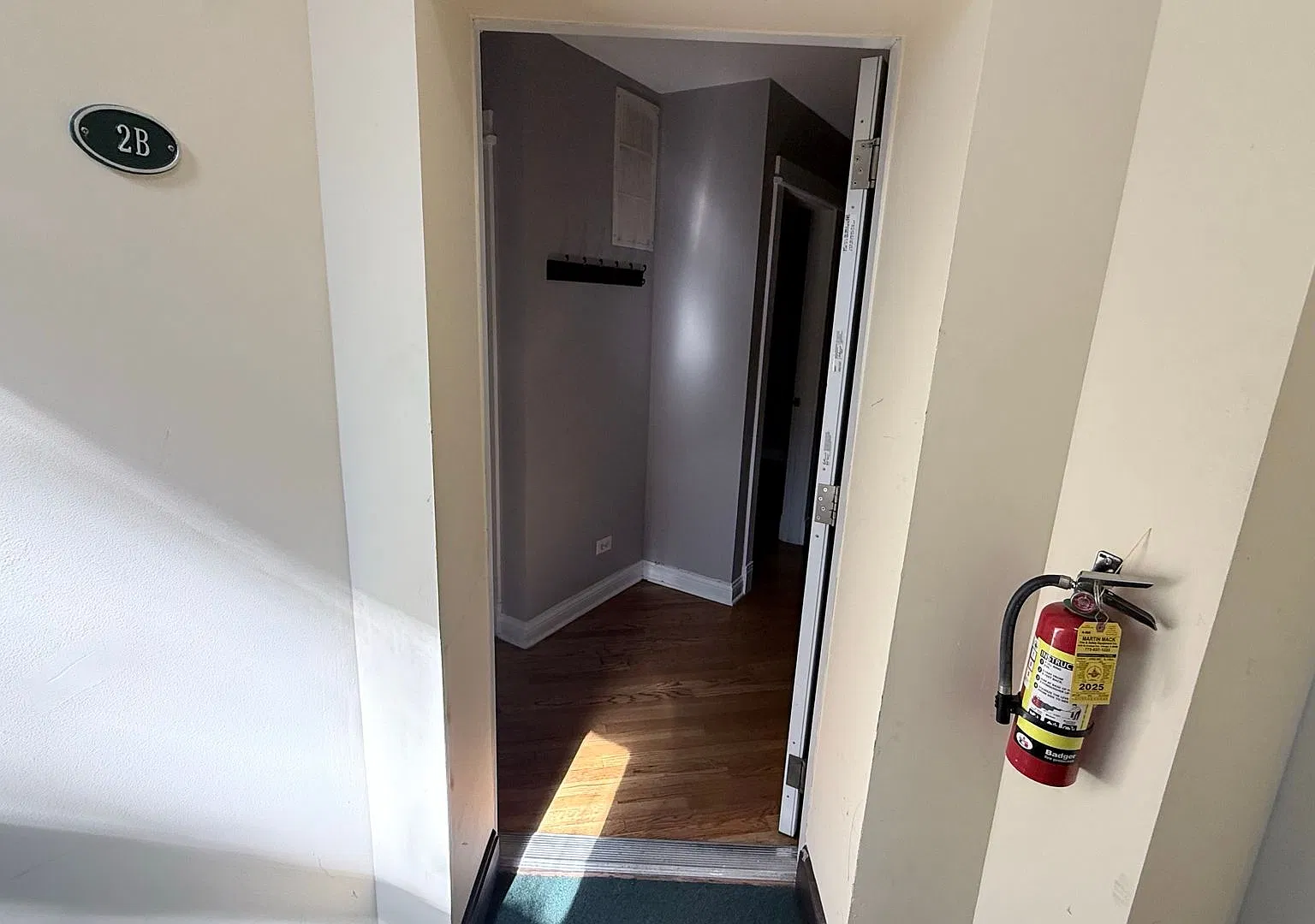 Half Month Rent Free! Beautiful 2 Bed / 2 Bath Condo | In-Unit Laundry | Rogers Park | Move In By... — Photo 4