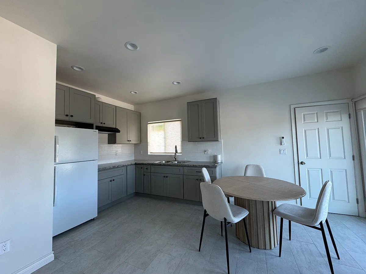 Building Photo - 525 W Woodcrest Ave #B