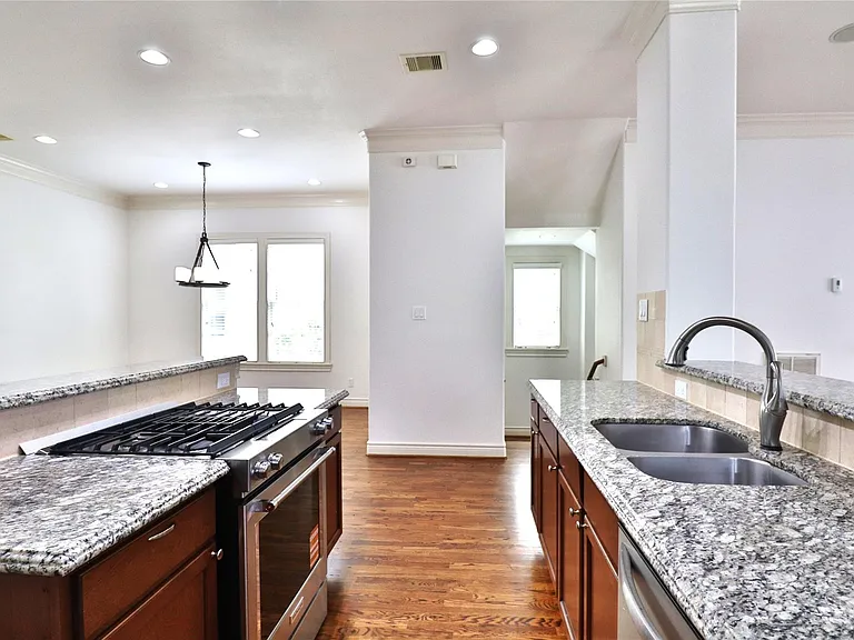 3257 Maxroy St — Photo 10
