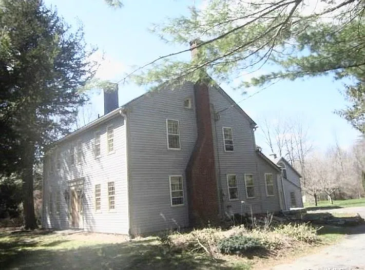 Building Photo - 105 Greenwoods Rd E #2
