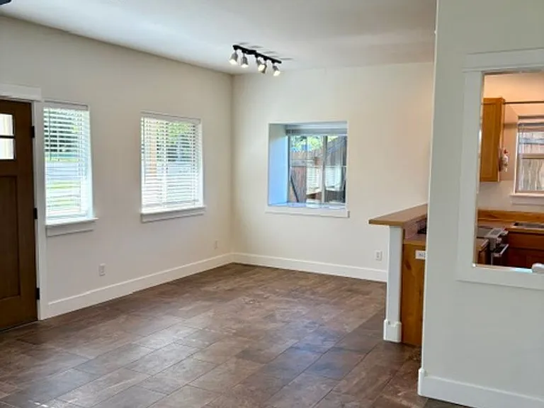 611 N 15th Ave — Photo 2