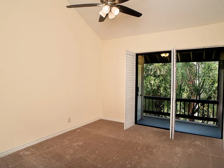 21931 Burbank Blvd #17 — Photo 9