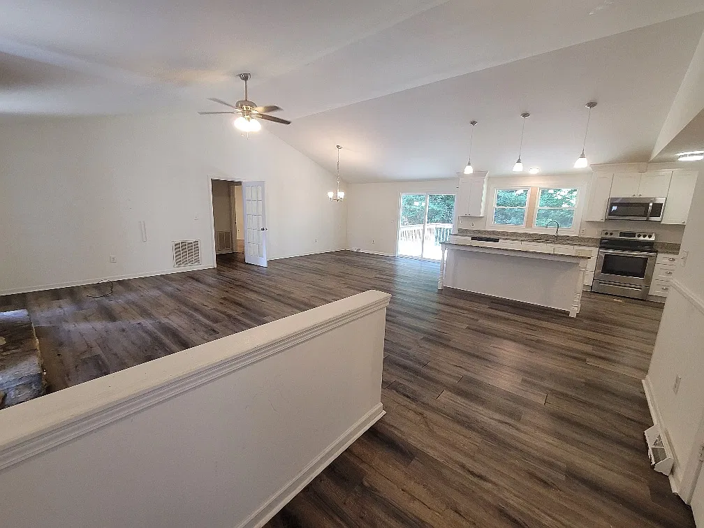 4 bed, 2100 sqft, $1,830 — Photo 2