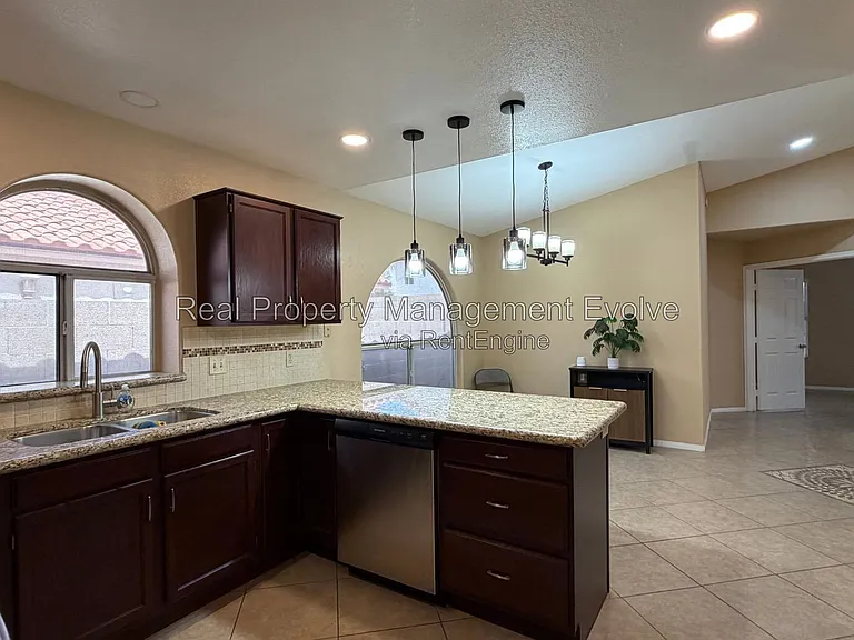 7568 W Kerry Ln — Photo 11