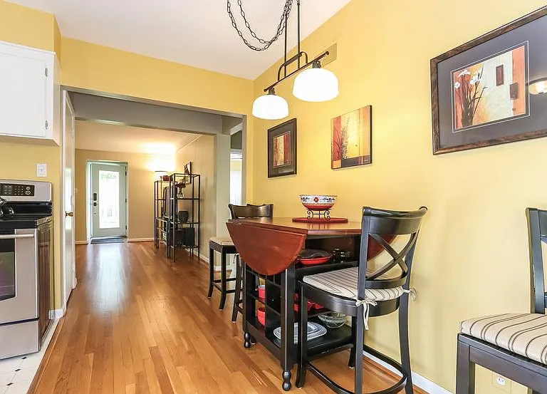 The high-top dining table opens to accommodate 4 or more guests in the dining nook.