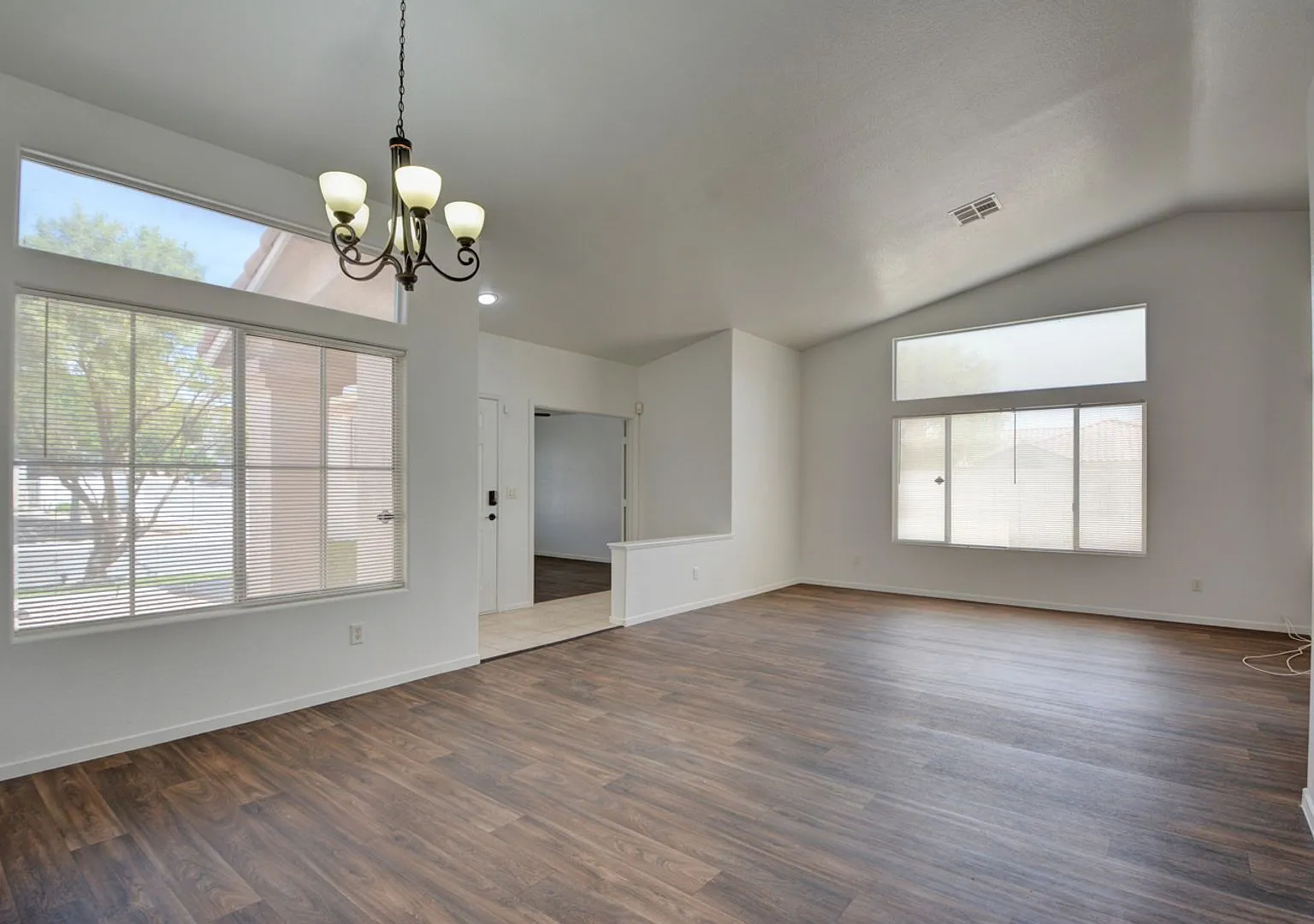 4 Bedroom!! Must See!! — Photo 2