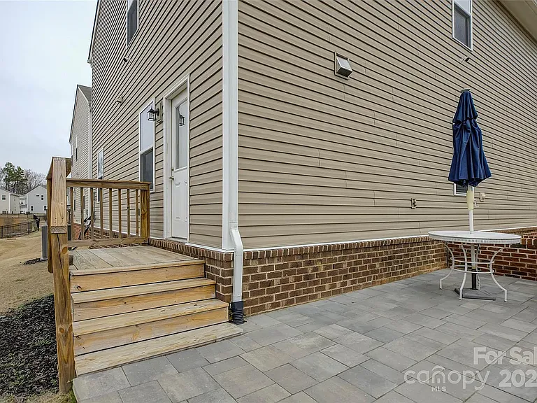 7134 Thornrose Dr — Photo 41